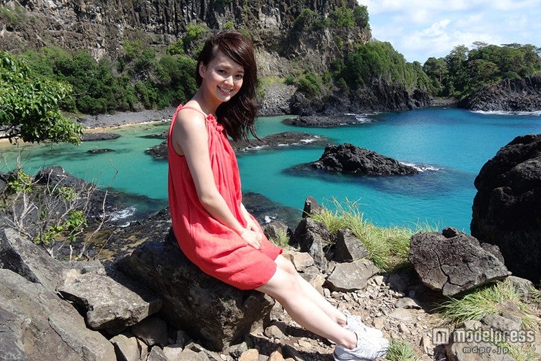 多部未華子、輝く白肌あらわに　“海の楽園”で絶景を巡る