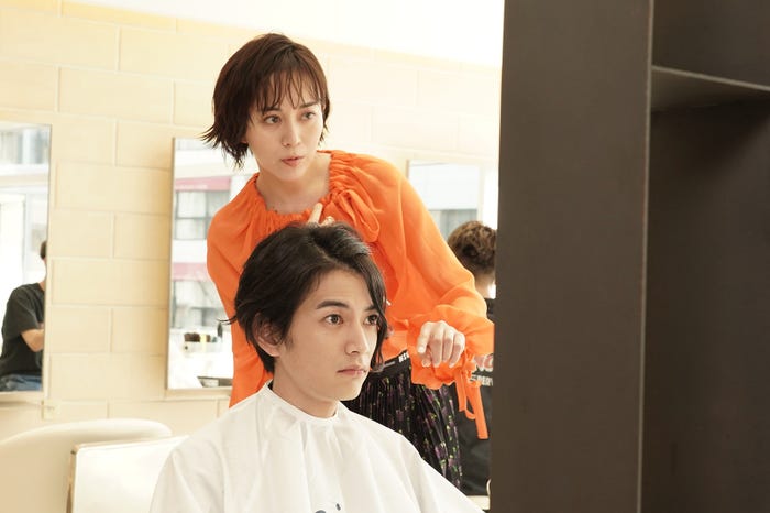 渡邊圭祐、比嘉愛未 「推しの王子様」第1話より(C)フジテレビ