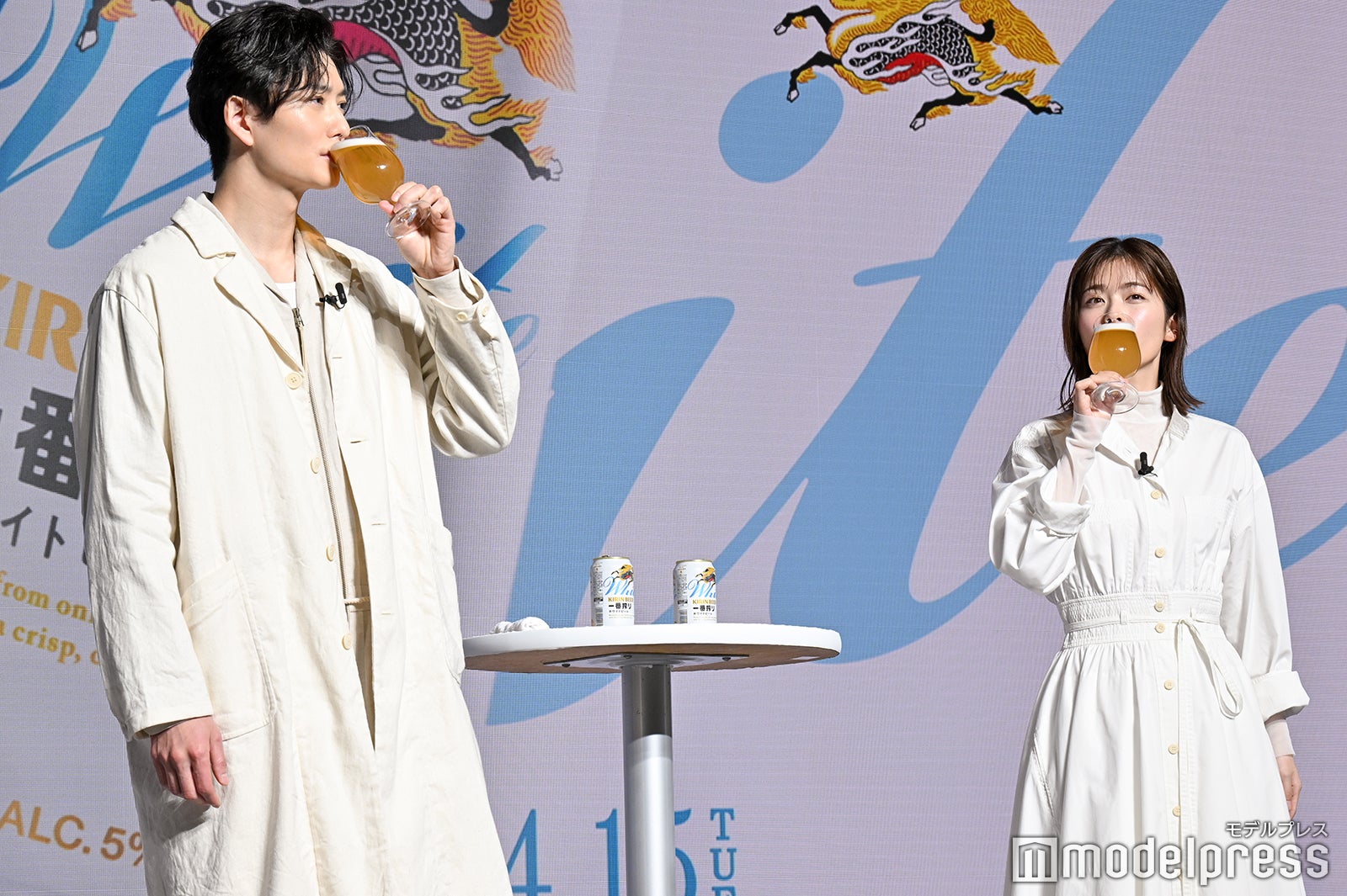 ビールを堪能する岡田将生、小芝風花（C）モデルプレス