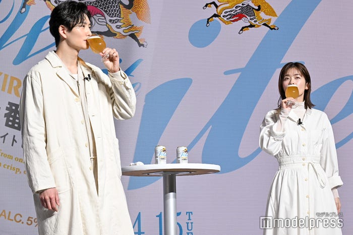ビールを堪能する岡田将生、小芝風花(C)モデルプレス