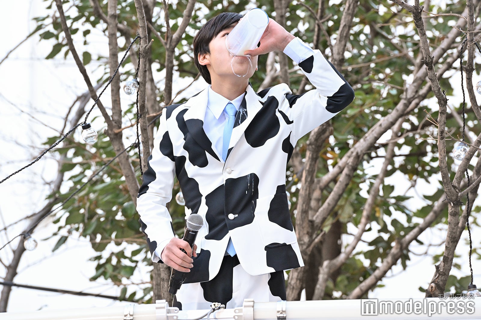 牛乳を豪快に一気飲みした寺田心（C）モデルプレス