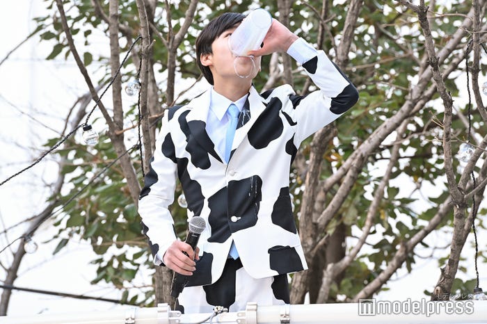 牛乳を豪快に一気飲みした寺田心(C)モデルプレス