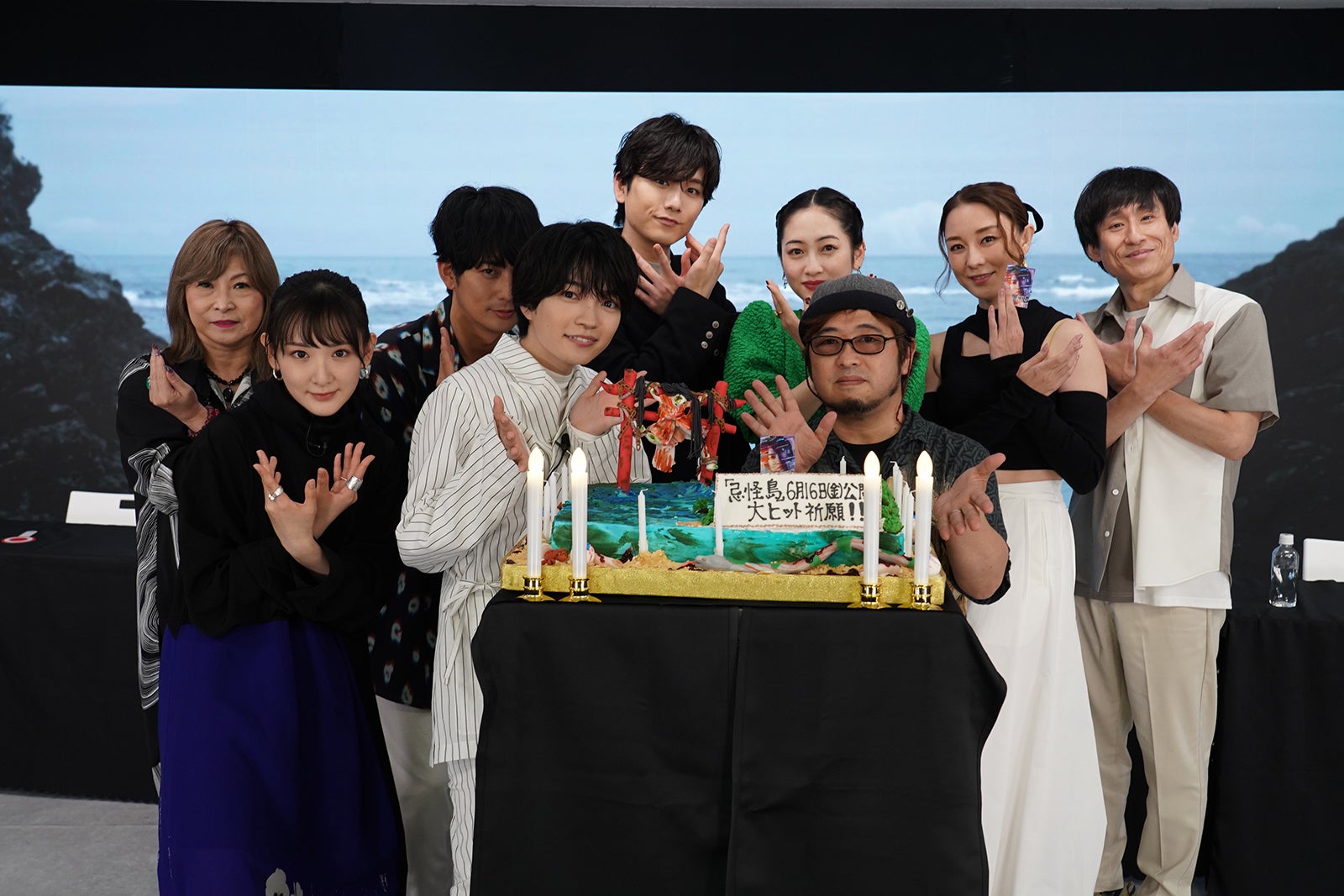 （左から）パトラ美月、生駒里奈、平岡祐太、西畑大吾、水石亜飛夢、川添野愛、清水崇監督、伊藤歩、なだぎ武（C）2023「忌怪島／きかいじま」製作委員会