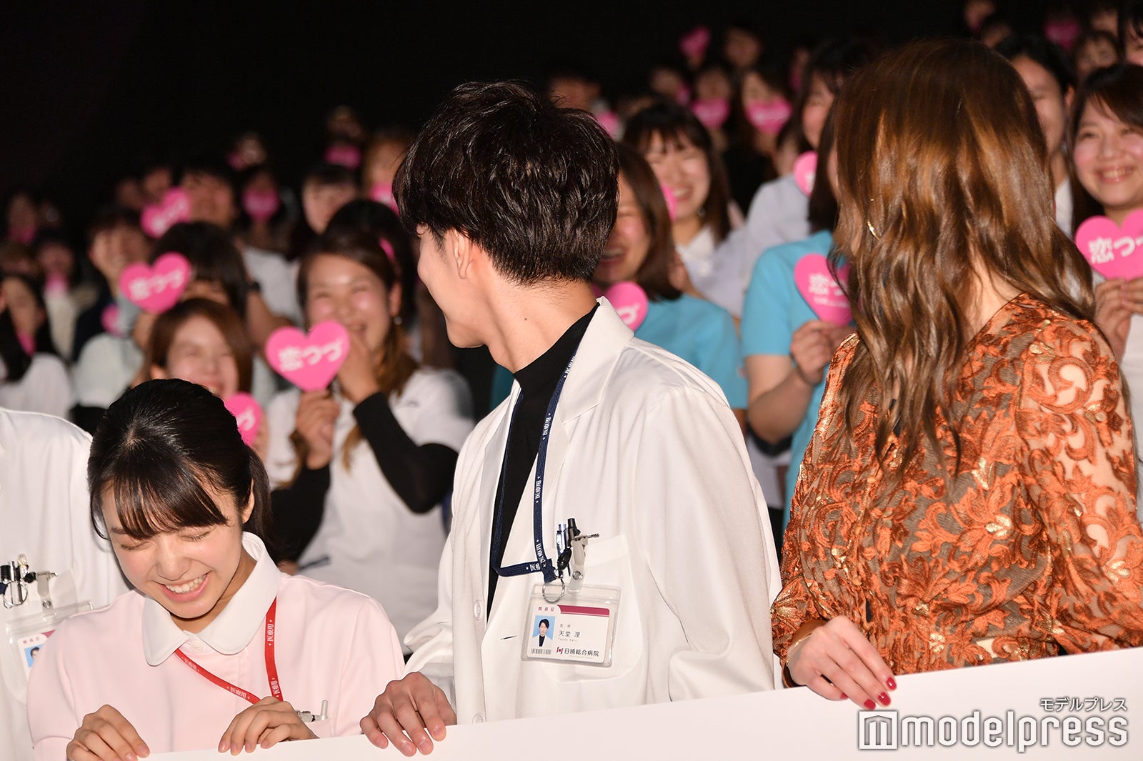 観客の歓声に笑う上白石萌音、佐藤健、香里奈 （C）モデルプレス