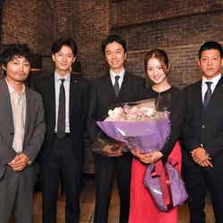 （左から）安田顕、岡田将生、長谷川博己、佐々木希、駿河太郎（C）TBS