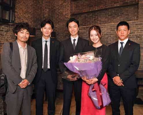 “新婚”佐々木希を長谷川博己らが祝福 安田顕が「これだけ言いたかった」こととは?