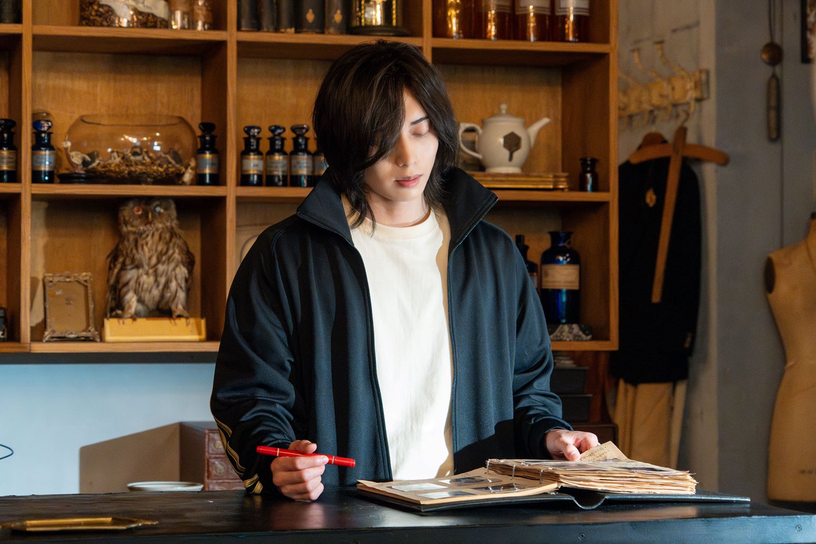 【「UNREAL-不条理雑貨店-」第2話】ムネチカの名前を知る謎の男登場