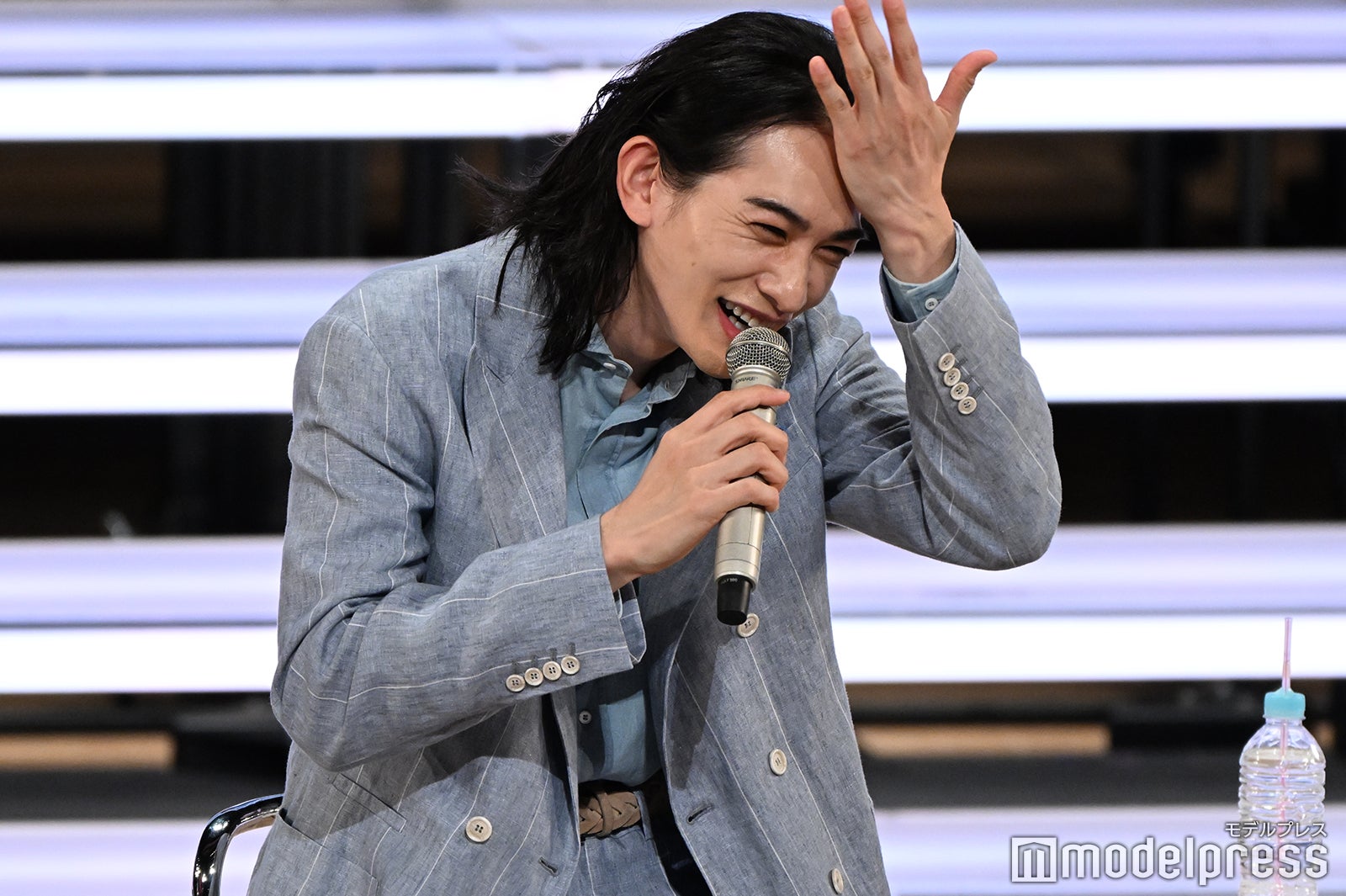 烏帽子が似合いすぎて「もともと被ってたみたい」と伊東敏恵アナウンサーから褒められ照れる町田啓太（C）モデルプレス