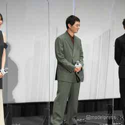 （左から）玉城ティナ、染谷将太、佐藤健（C）モデルプレス