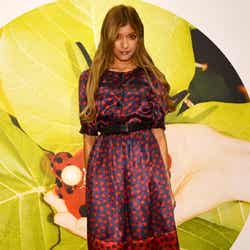 ワンピースで美脚を魅せたローラ