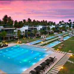 海へと続くロングプールが名物/「Sublime Samana Hotel&Residences」facebookより