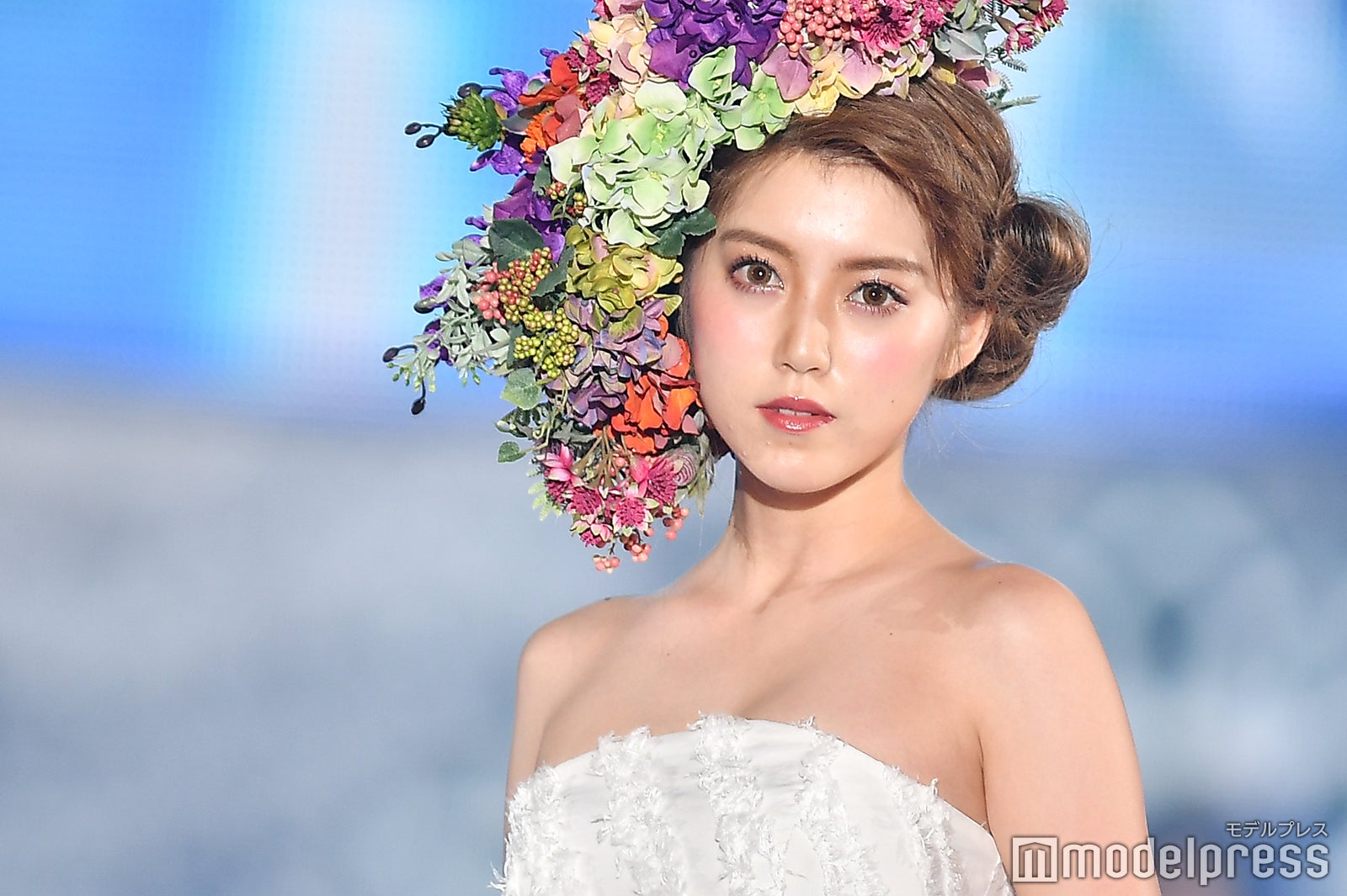 ちゃんえな（中野恵那）、ドレス姿で美デコルテ披露 投げキスで会場沸かす＜関コレ2018A／W＞