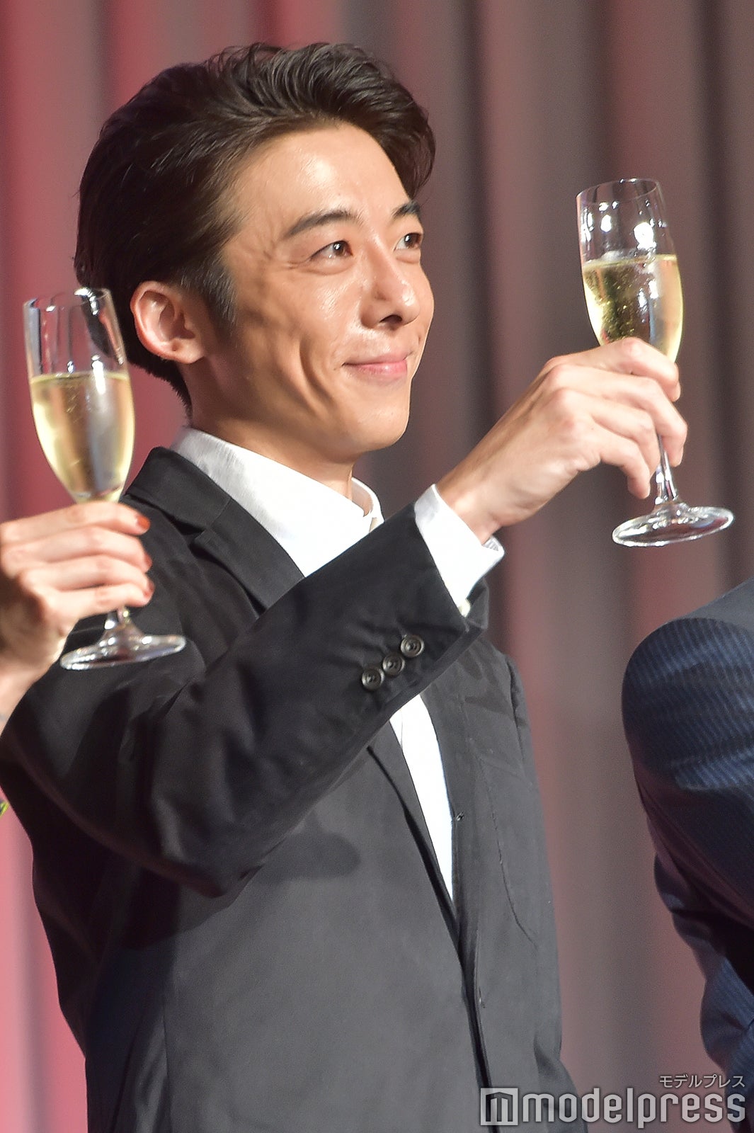 乾杯する高橋一生 （C）モデルプレス