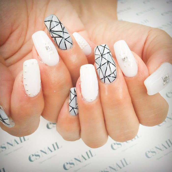 オフィスにもピッタリな上品ネイル/画像提供:esNAIL