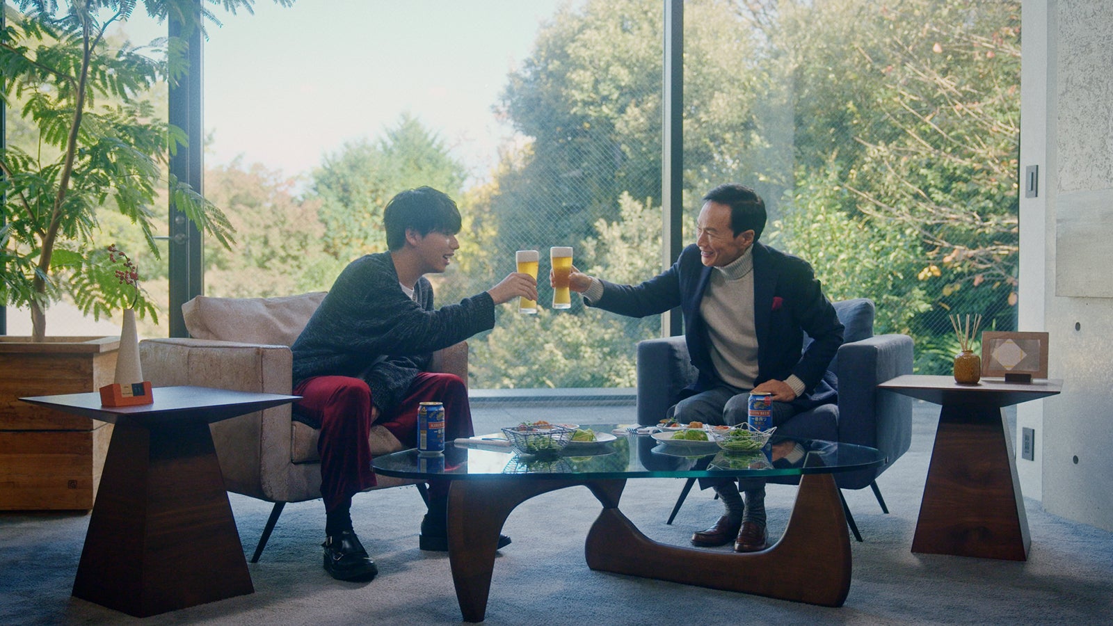 Hiro、森進一／「これが私のおいしいビール 森進一＆Hiro（MY FIRST STORY）」篇より（提供写真）