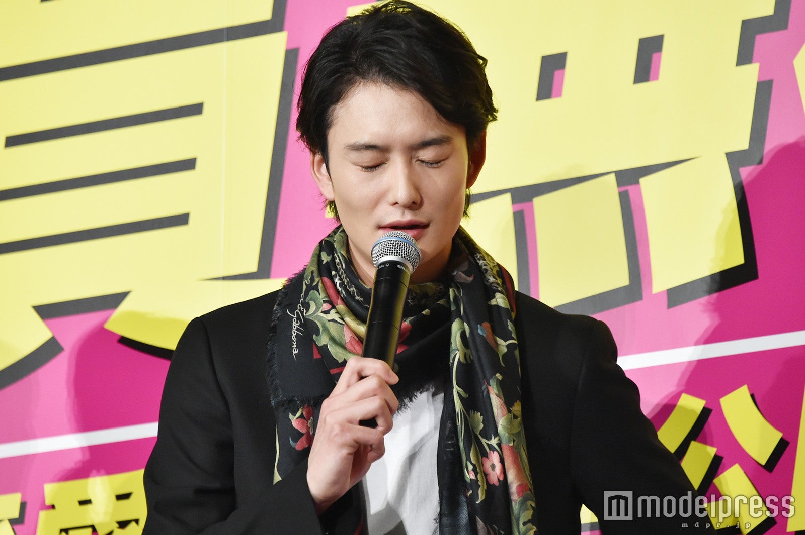 喉の不調を悔いる岡田将生 （C）モデルプレス