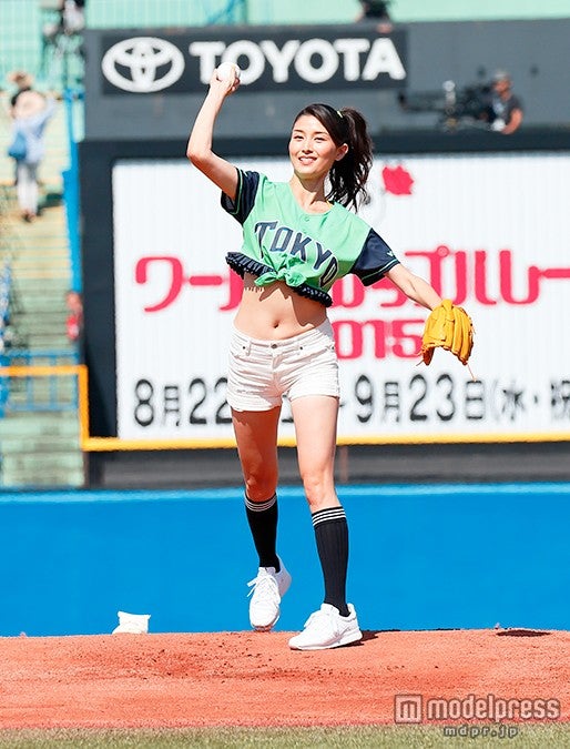 橋本マナミ、美脚＆へそ出しSEXY始球式　ノーバンならずも「90点」