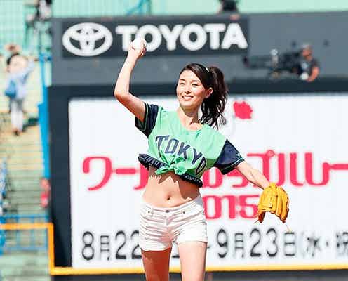 橋本マナミ、美脚&へそ出しSEXY始球式 ノーバンならずも「90点」
