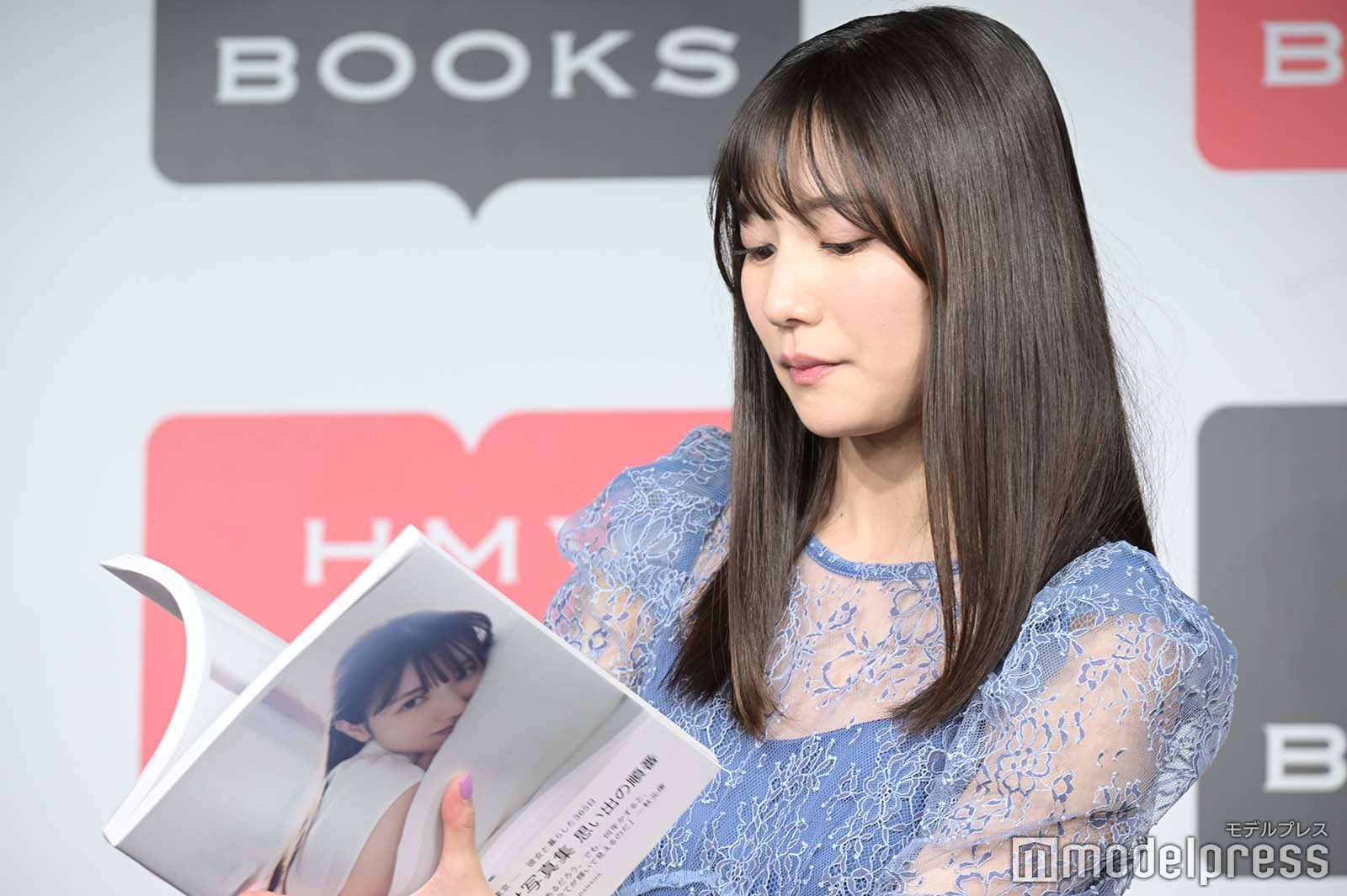 お気に入りカットを選ぶ河田陽菜（C）モデルプレス