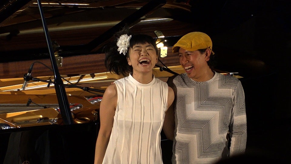 上原ひろみ（左）／写真提供：関西テレビ