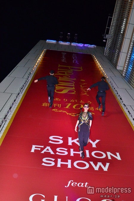 GUCCIの衣装で華麗に登場