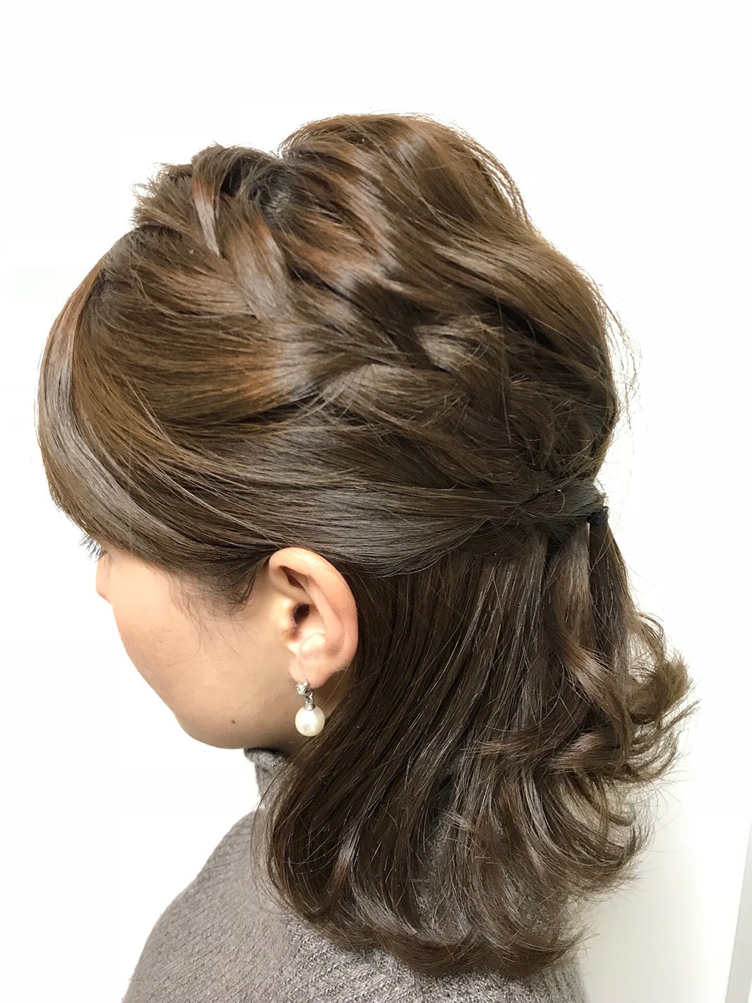 アレンジするときは編み込みやねじりを入れてもらいます。ザックリ感がポイントです☆