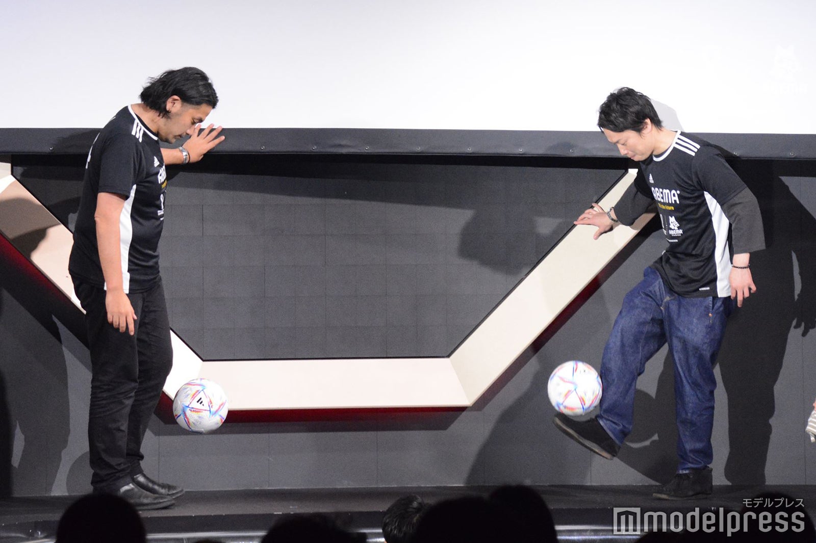 リフティングに挑戦する盛山晋太郎、リリー／見取り図 （C）モデルプレス