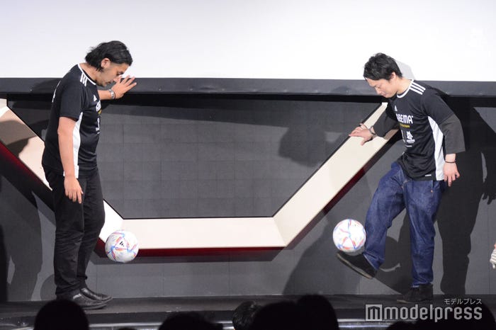 リフティングに挑戦する盛山晋太郎、リリー/見取り図 (C)モデルプレス