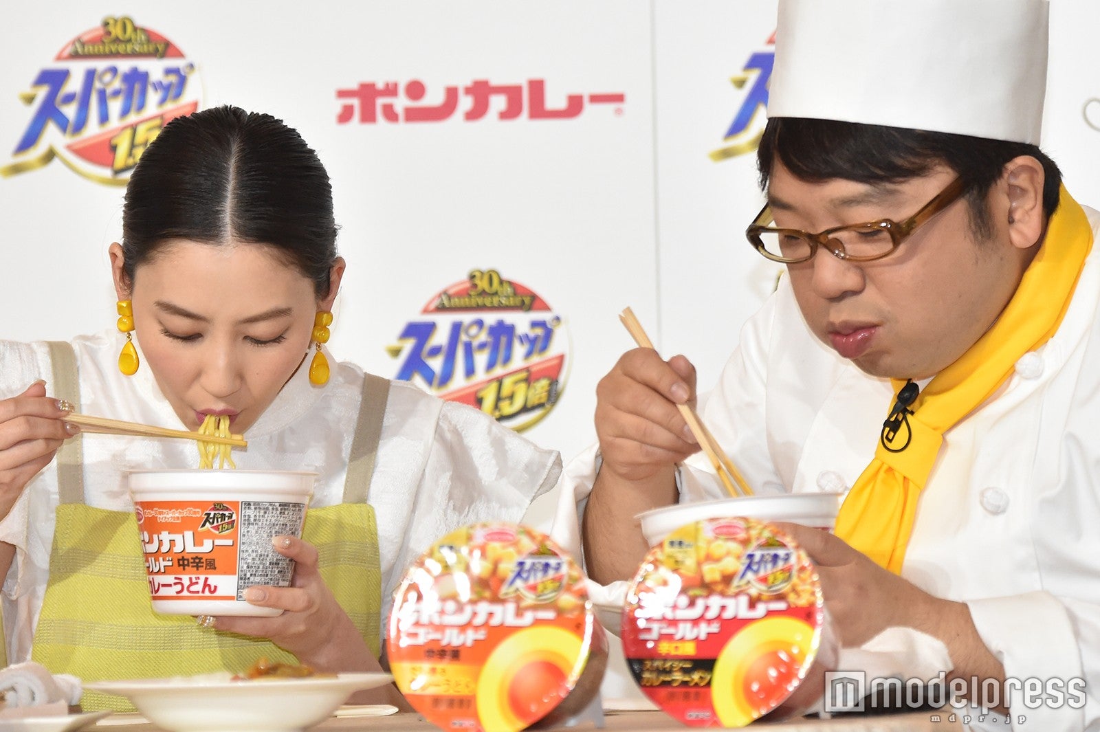 ラーメンを食べる河北麻友子、天野ひろゆき （C）モデルプレス