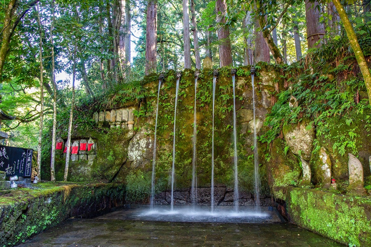 六本滝はもともと心身を清めて不動明王を参拝するために造られたとか／提供画像