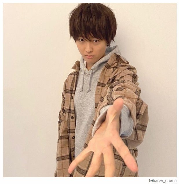 大友花恋、イケメン男装ショット披露「絶妙に恥ずかしい」