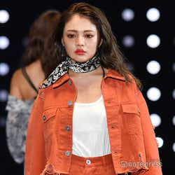 モデルプレス - ちぃぽぽ、かき上げヘアで大人の色気 スラリ美脚に視線集中<TGC2019S/S>