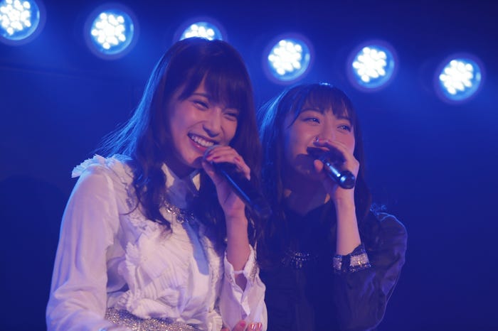 入山杏奈、木崎ゆりあ/「木崎ゆりあ卒業公演」より(C)AKS