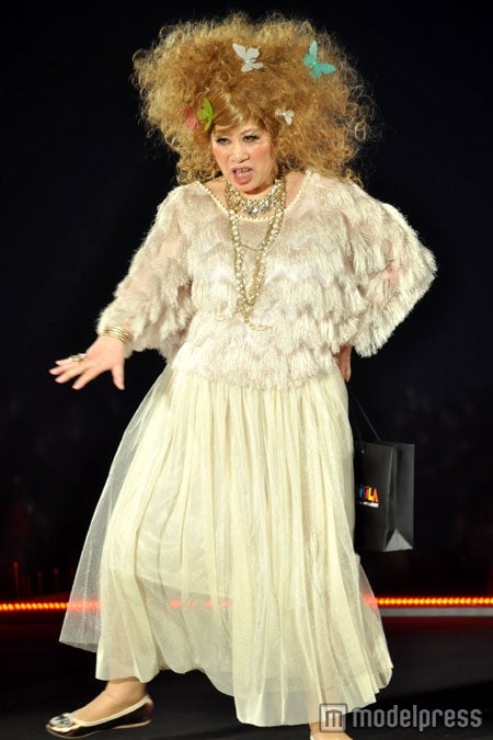 あき竹城64歳、ド派手ウィッグ×ギャルメイクで「TGC」初登場