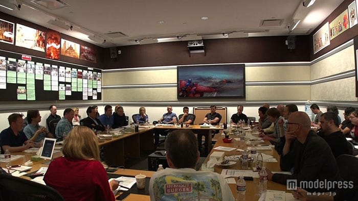 映画のストーリーについて議論するスタッフ