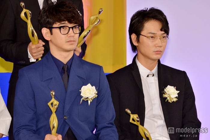 「最高の離婚」に出演する瑛太(左)と綾野剛(右)