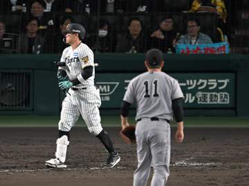阪神・佐藤輝が勘違い 巨人・田中将大が呼び止める珍場面にSNS反応「おもろすぎるw」「マー君の戻れ戻れジェスチャー好き」