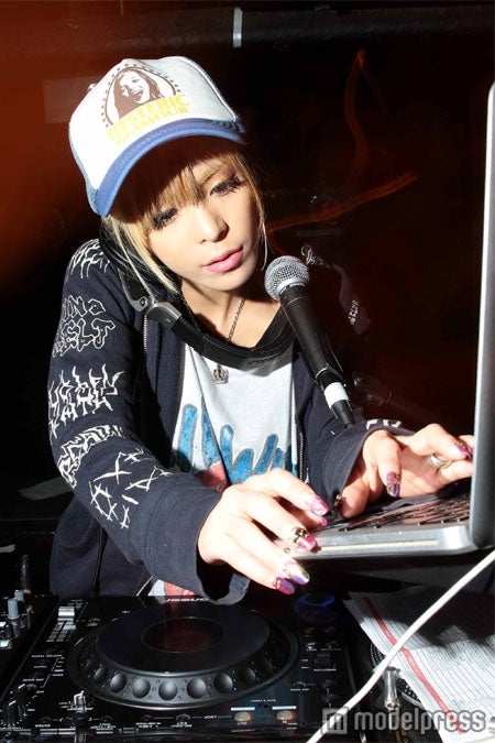 DJプレイを披露する川端かなこ