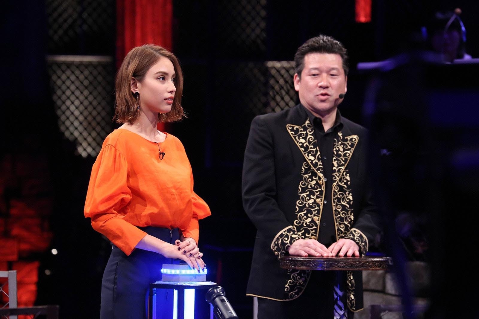 滝沢カレン、佐藤二朗（C）フジテレビ