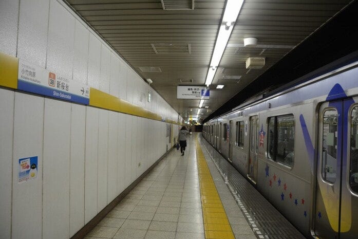 西武有楽町線唯一の中間駅、新桜台駅ホーム