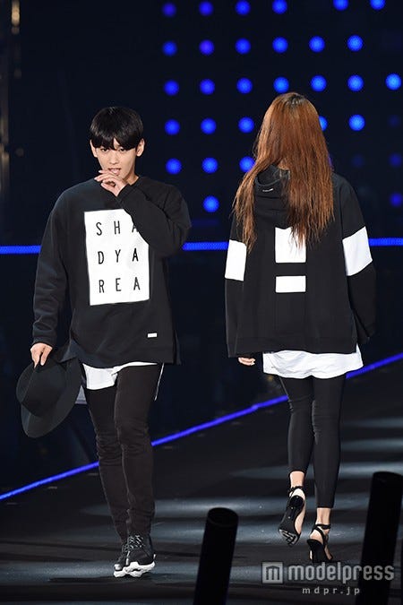 モデル Myname Tgc でクールなランウェイ アクロバティックなポーズに3万人沸く モデルプレス モデル Myname Tgc でクールなランウェイ アクロバティックなポーズに3万人沸く モデルプレス