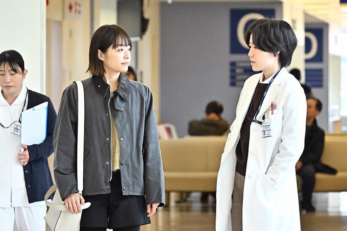 井上真央、シム・ウンギョン/ 「100万回 言えばよかった」第9話より(C)TBS