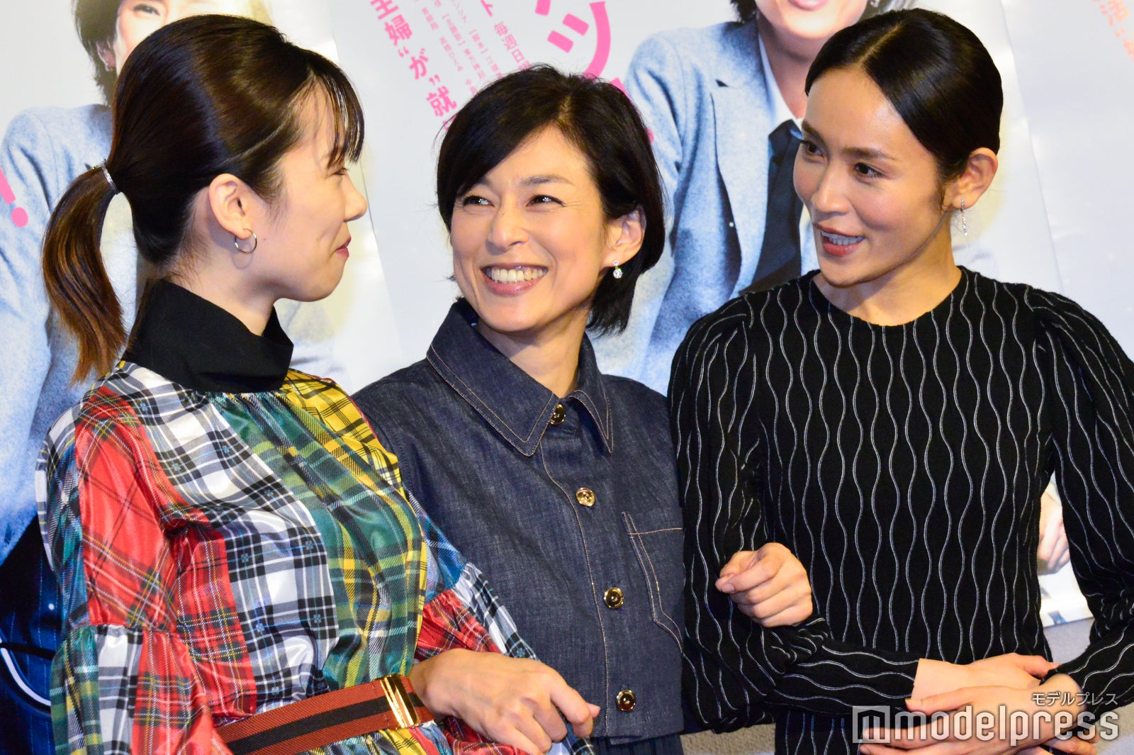 仲良し！腕を組んで登場／島崎遥香、鈴木保奈美、山口紗弥加 （C）モデルプレス