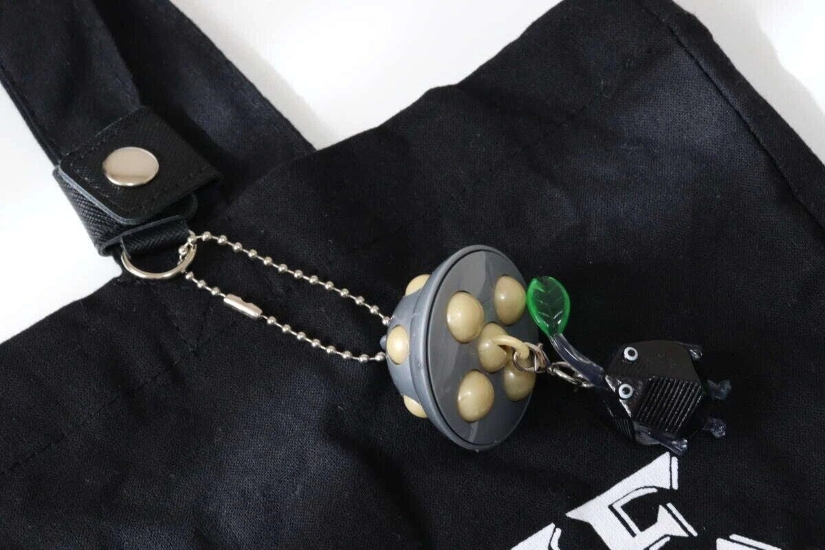 黒いバッグにキーホルダーステーションとキャラクターキーホルダー 黒いバッグにキーホルダーステーションとキャラクターキーホルダー