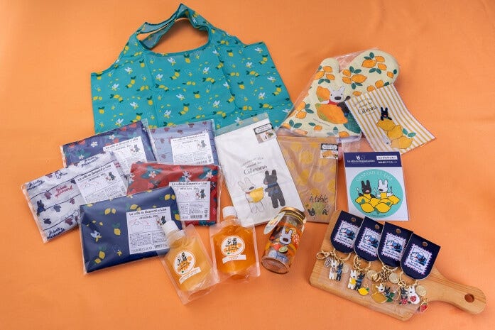 ペーパーバッグ(平袋)シトラス390円やPolishing Clith レモン柄420円、ステッカー(CITRON)700円、フルーツキャンディボトル780円などはタウン内ショップで購入できます