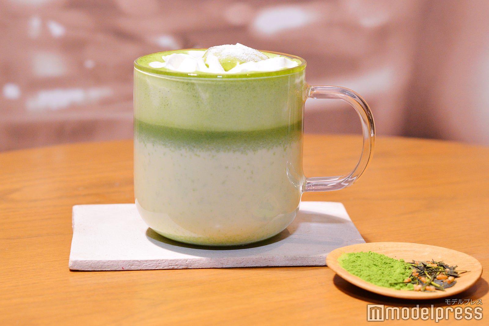 抹茶玄米茶 ムース ティー ラテ（C）モデルプレス