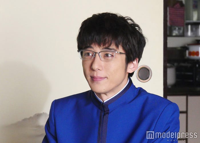 高橋一生自身がお気入りの青い学生服(画像提供:テレビ朝日)