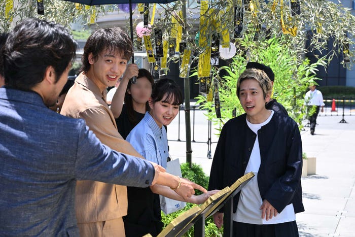 (左から)竹内涼真、葵わかな、二宮和也(C)TBS