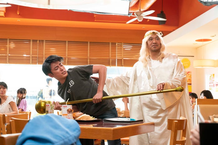 間宮祥太朗、松本人志/新CMメイキングカットより(提供写真)