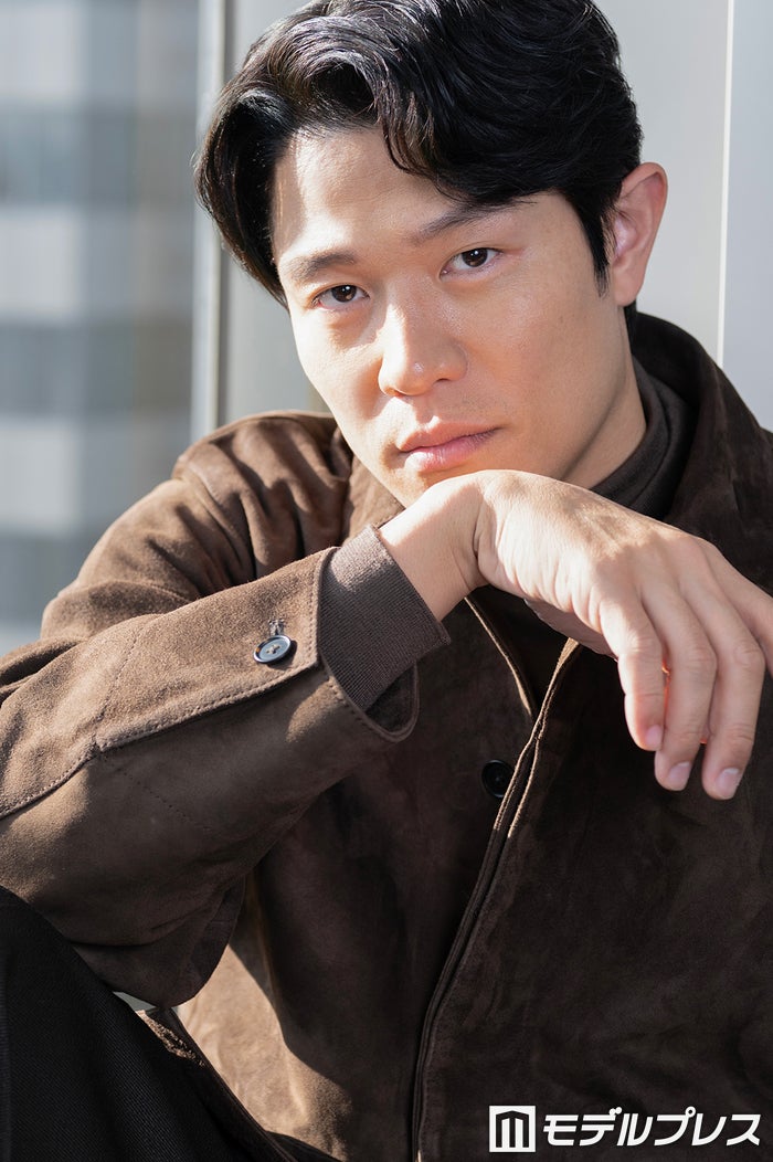 鈴木亮平、“前代未聞の一人二役”徹底した役作り 戸田恵梨香と現場で大切にしたこと「戸田さんじゃないとあの役はできなかった」【日曜劇場「リブート」インタビュー】